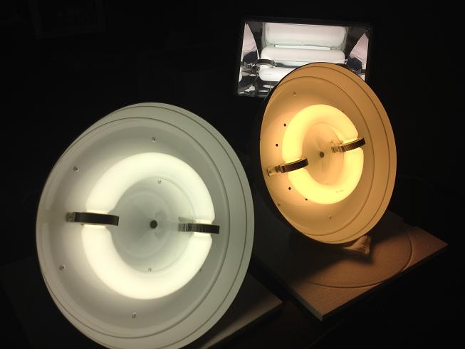 無電極ランプ　白色（5,000K）・電球色（2,700K）